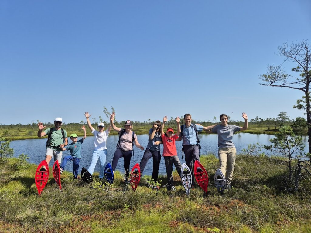 Eine Moorwaderung auf Familienreisen in Estland
