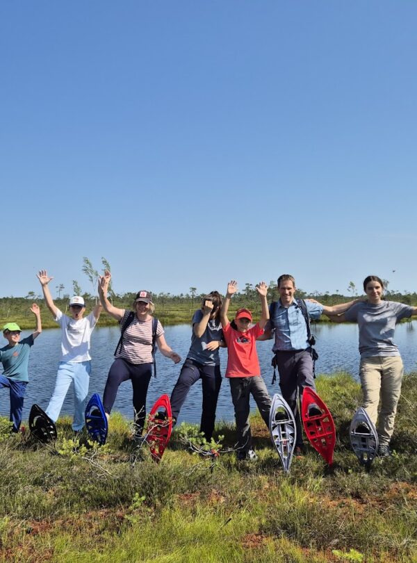Eine Moorwaderung auf Familienreisen in Estland