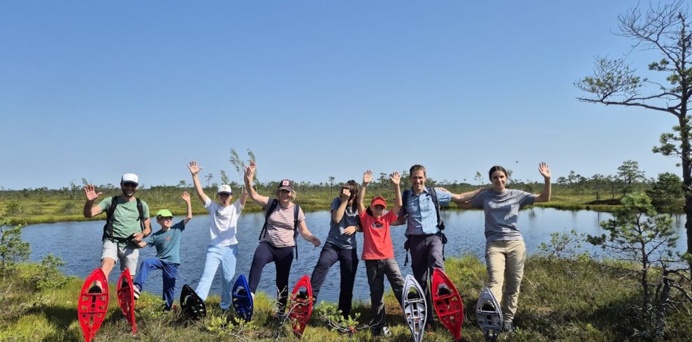Eine Moorwaderung auf Familienreisen in Estland