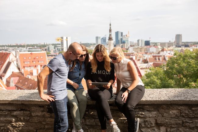 Die Besucher in Tallinn auf eines Self Guided Individualreise.