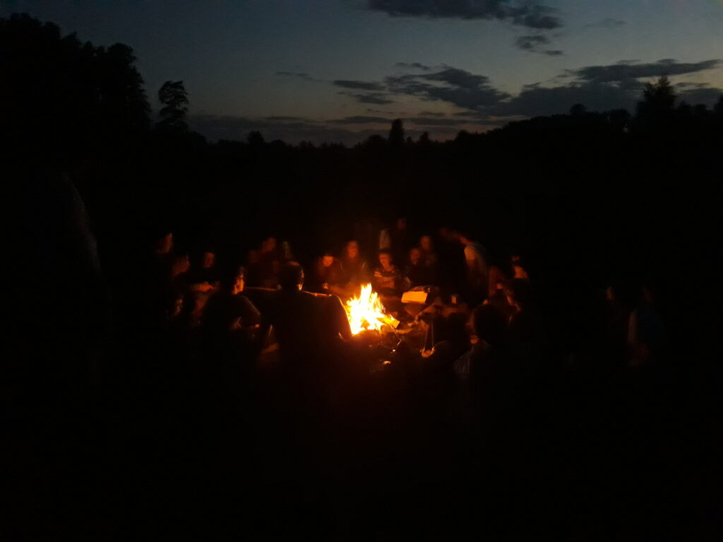 lagerfeuer auf familinereise im baltikum