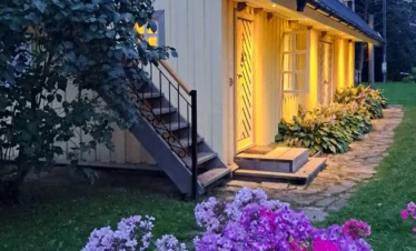 Kanufahrt auf einem ruhigen See in Estland, umgeben von unberührter Natur