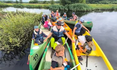 Bootstour auf einem stillen See umgeben von Natur im Baltikum