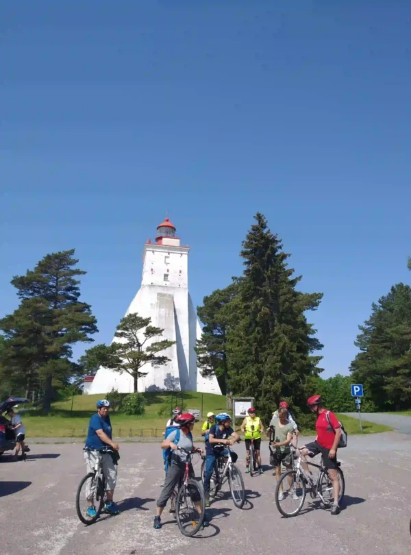 Historische Inselstadt in Estland bei einer Fahrradtour durch kleine Gassen