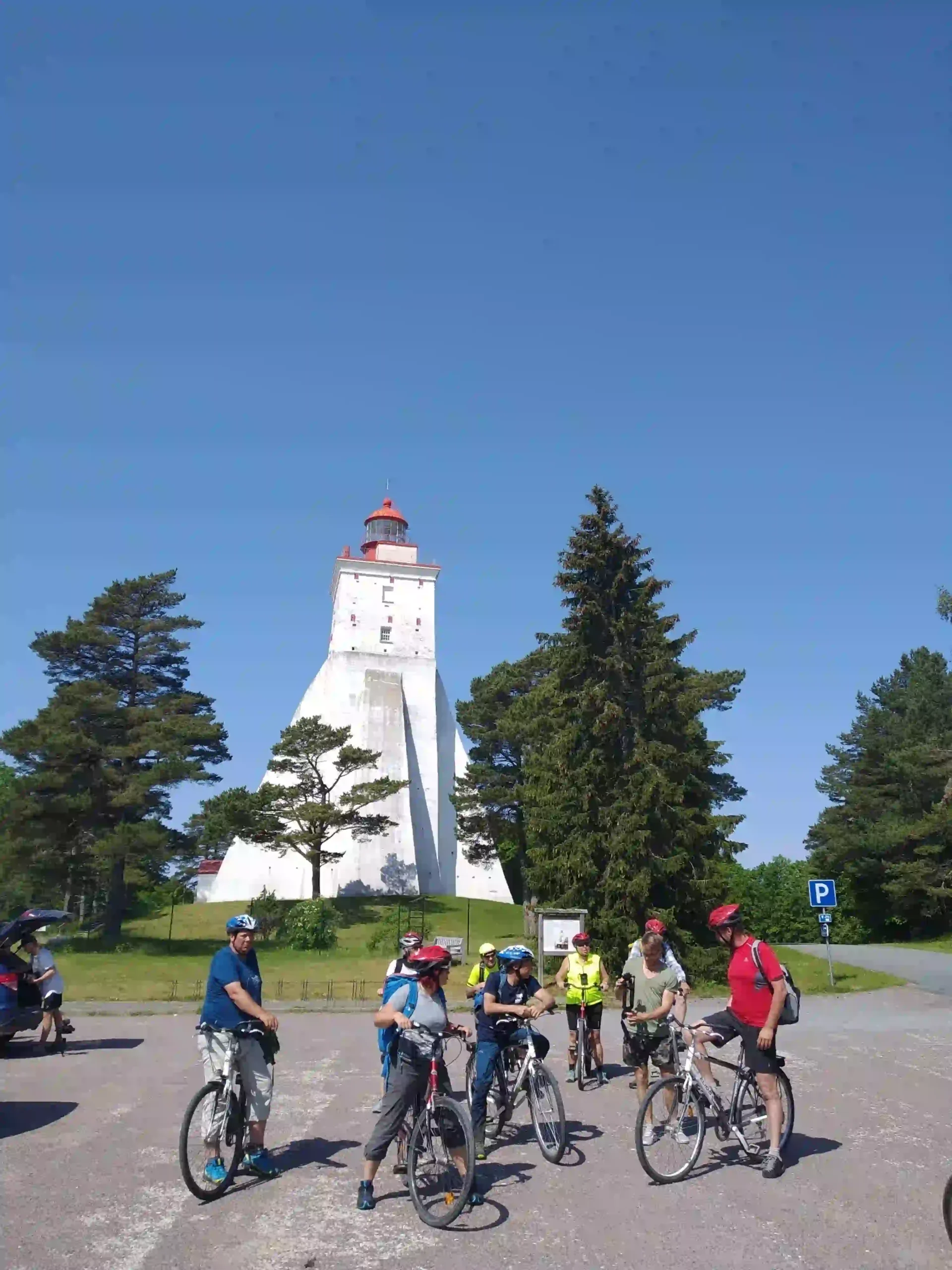 Historische Inselstadt in Estland bei einer Fahrradtour durch kleine Gassen