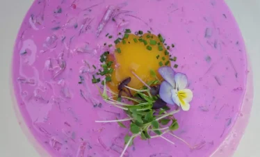 Traditionelle kalte Rote-Bete-Suppe aus Litauen (Šaltibarščiai)