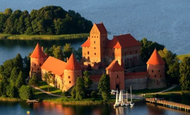 Burg Trakai in Litauen, malerisch auf einer Insel im See gelegenania lake landmark