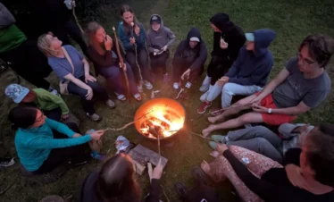 Lagerfeuerabend mit der Familie in Estland und Lettland inmitten der Natur