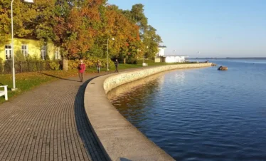 Küstenpromenade in Estland im Herbst – Spaziergang am Meer