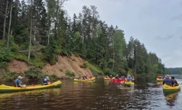Familien-Kajakabenteuer in Estland und Lettland durch unberührte Natur und ruhige Gewässer