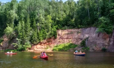 Familien-Kajaktour in der baltischen Natur mit ruhigen Gewässern und Küstenlandschaft