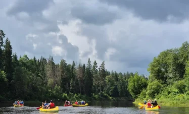 Kajaktour durch die Natur in Estland und Lettland mit unberührten Landschaften und ruhigen Gewässern