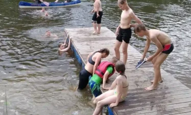 Schwimmen in einem See in Estland inmitten ruhiger Natur