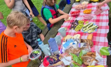 Picknick in der Natur in Estland und Lettland mit ruhiger Umgebung und Landschaft
