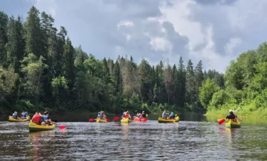 Kajaktour auf Flüssen in Estland und Lettland für Familien mit ruhigen Gewässern und Naturerlebnis