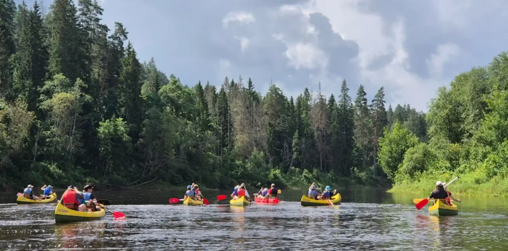 Kajaktour auf Flüssen in Estland und Lettland für Familien mit ruhigen Gewässern und Naturerlebnis