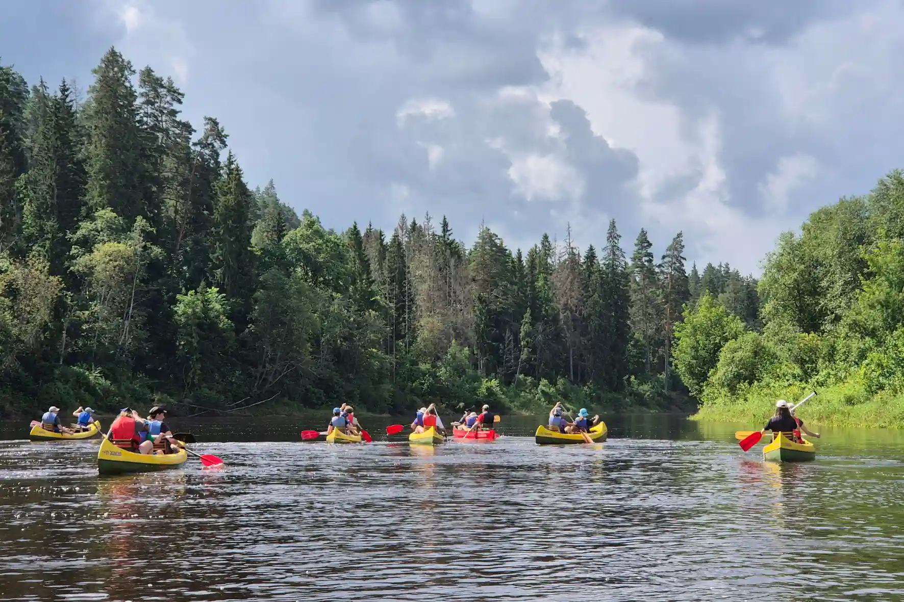 Kajaktour auf Flüssen in Estland und Lettland für Familien mit ruhigen Gewässern und Naturerlebnis
